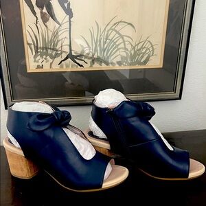 Chic Navy Blue Women's Heels with Bow Detail